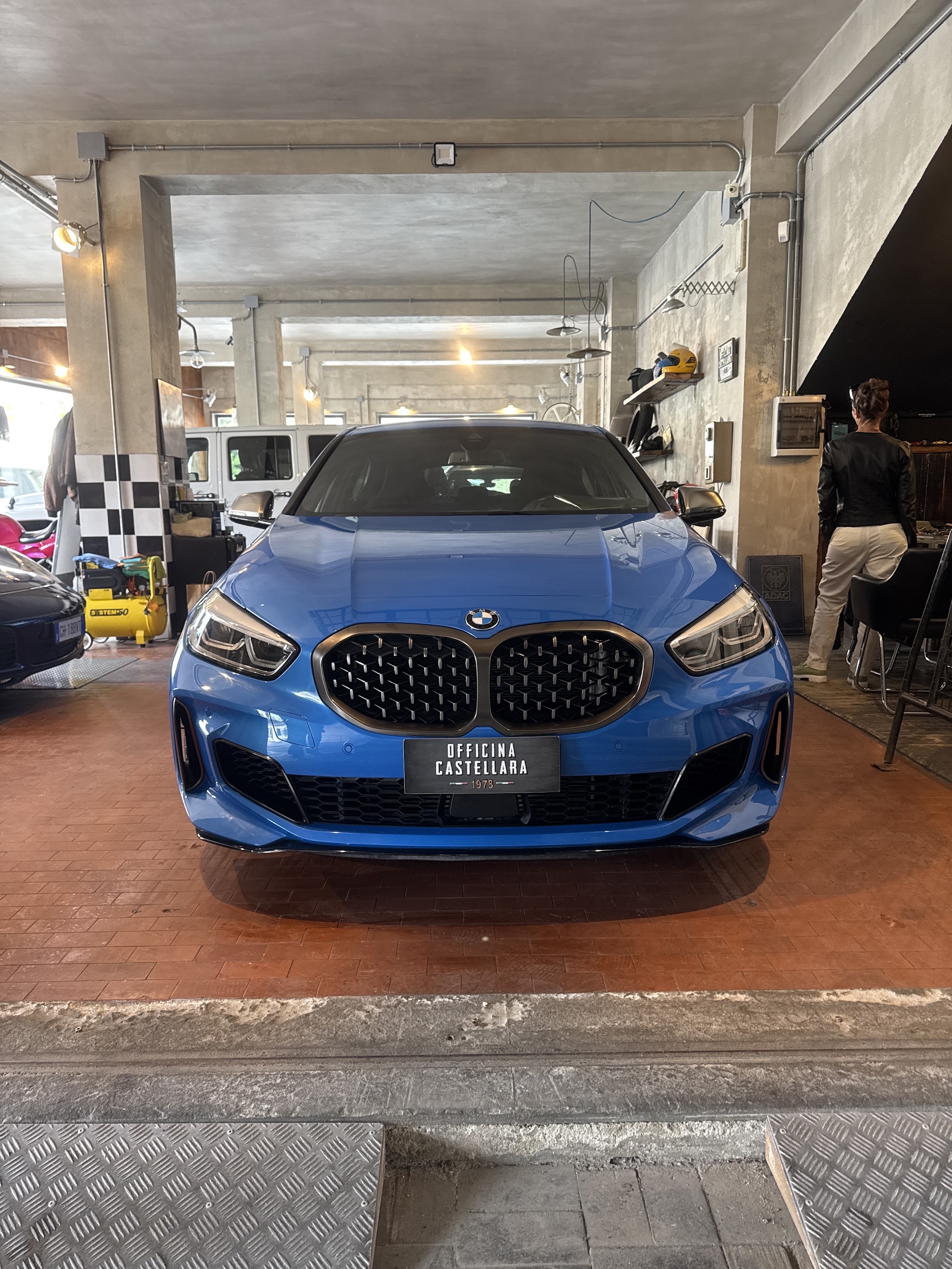 BMW blu all’interno di Officina Castellara