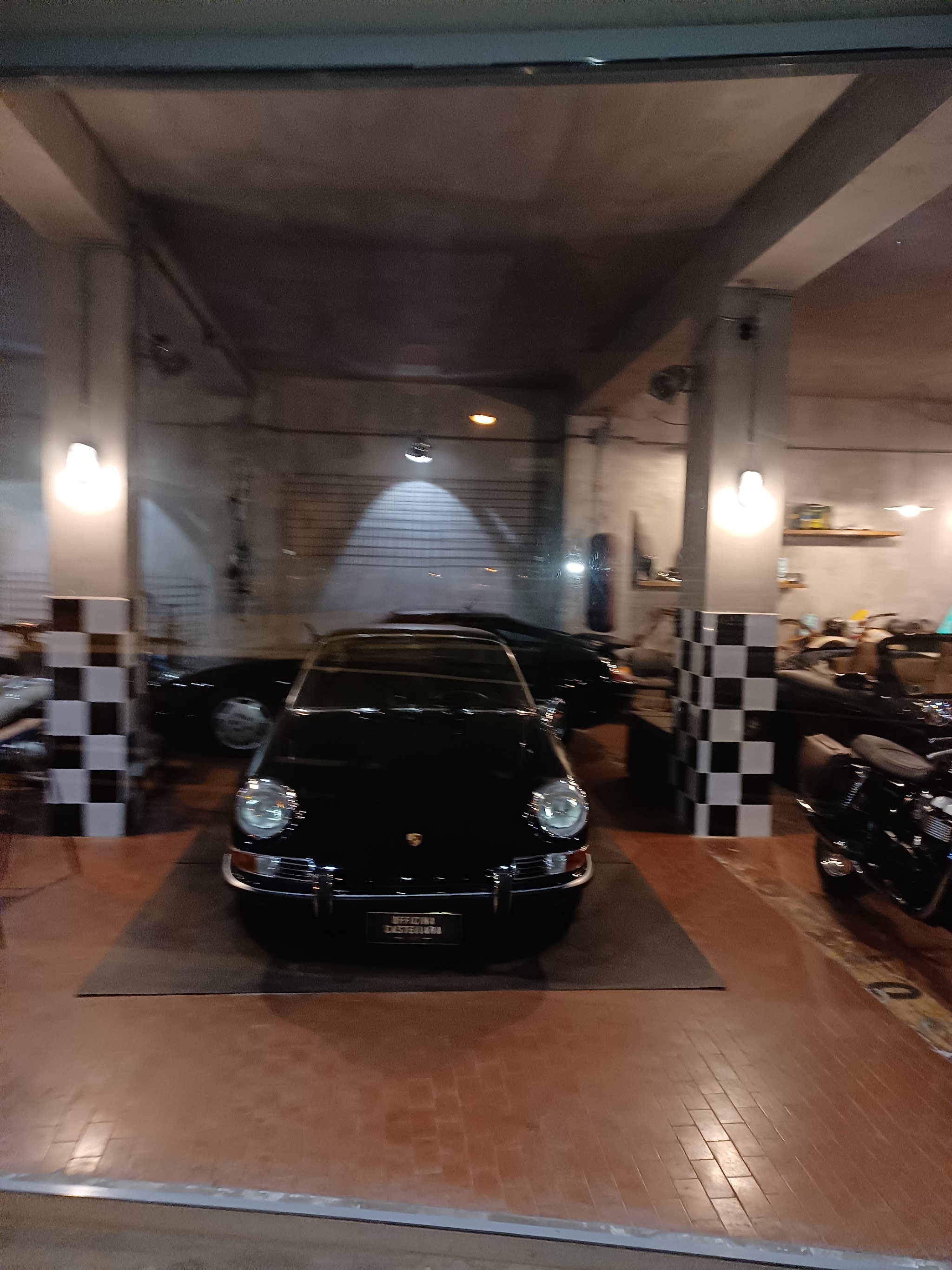 Porsche nera esposta all’interno di Officina Castellara