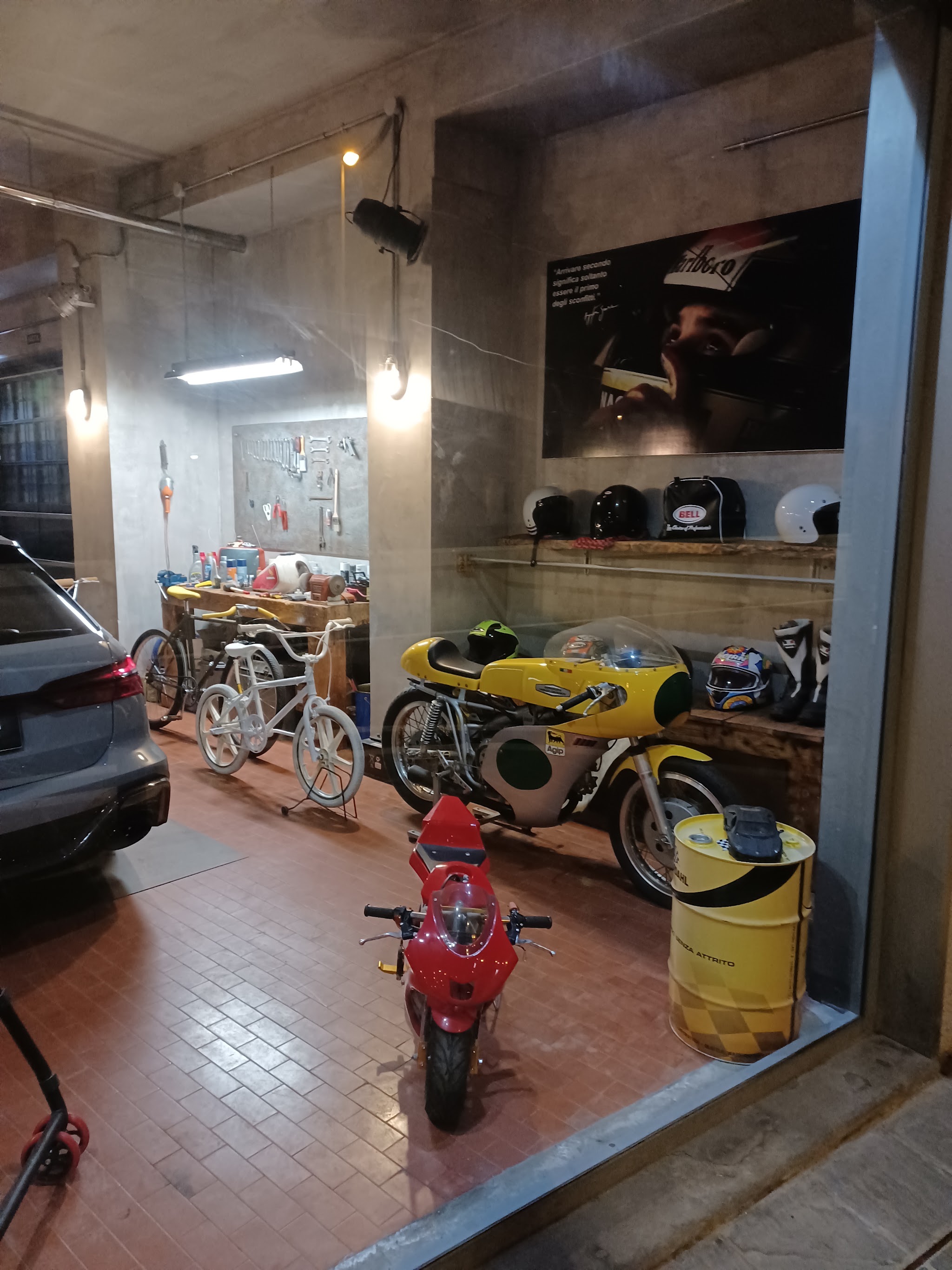 Moto da corsa e dettagli dello showroom