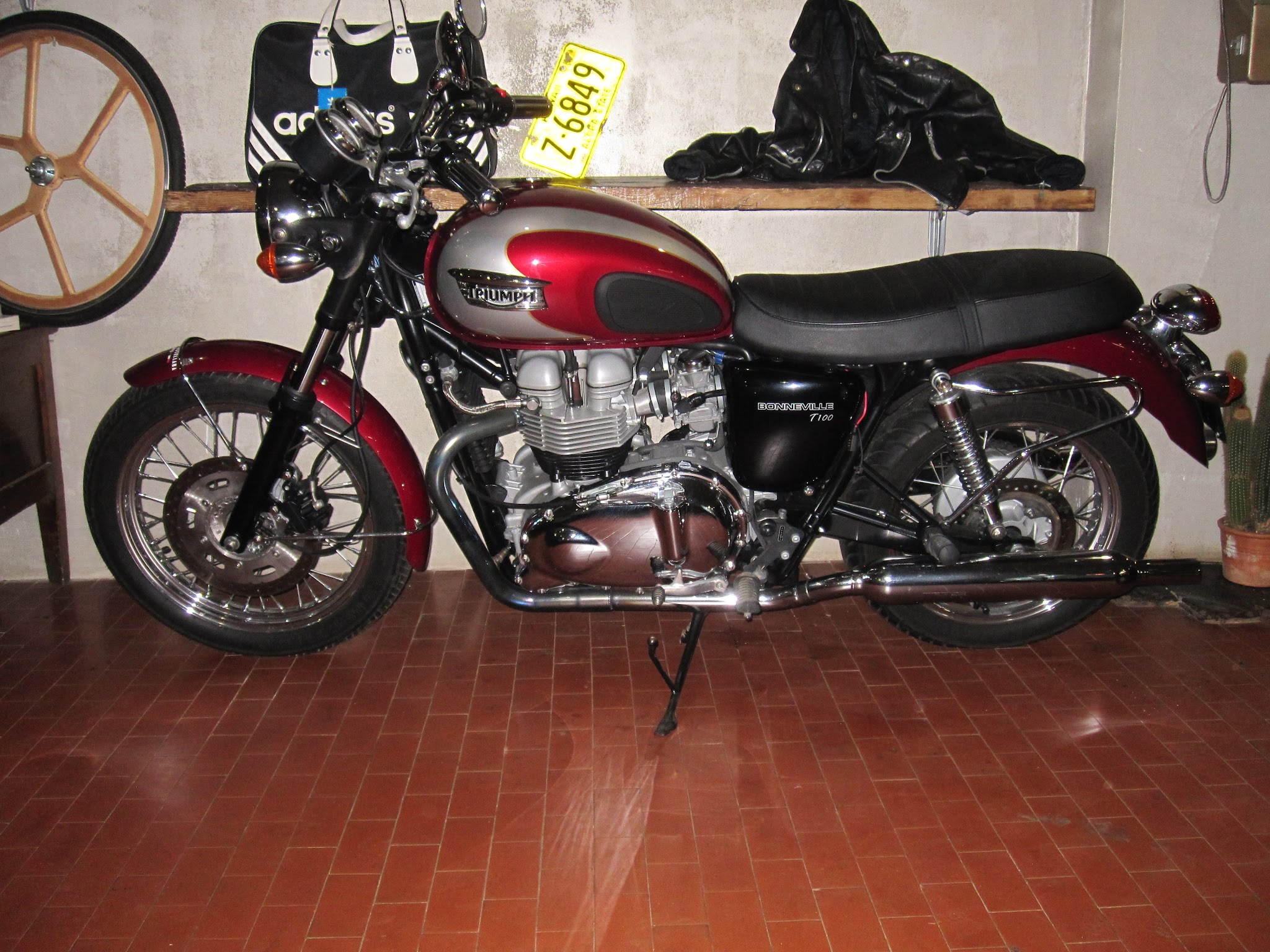 Moto Triumph classica all’interno dell’officina